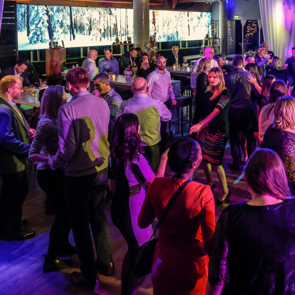 weihnachtsfeier westhafen pier frankfurt tanzflaeche.jpg